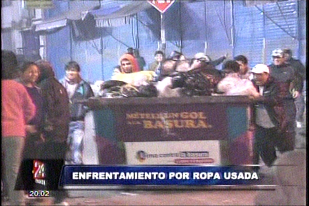 Comerciantes de ropa usada libran batalla campal durante operativo en Av.  Grau