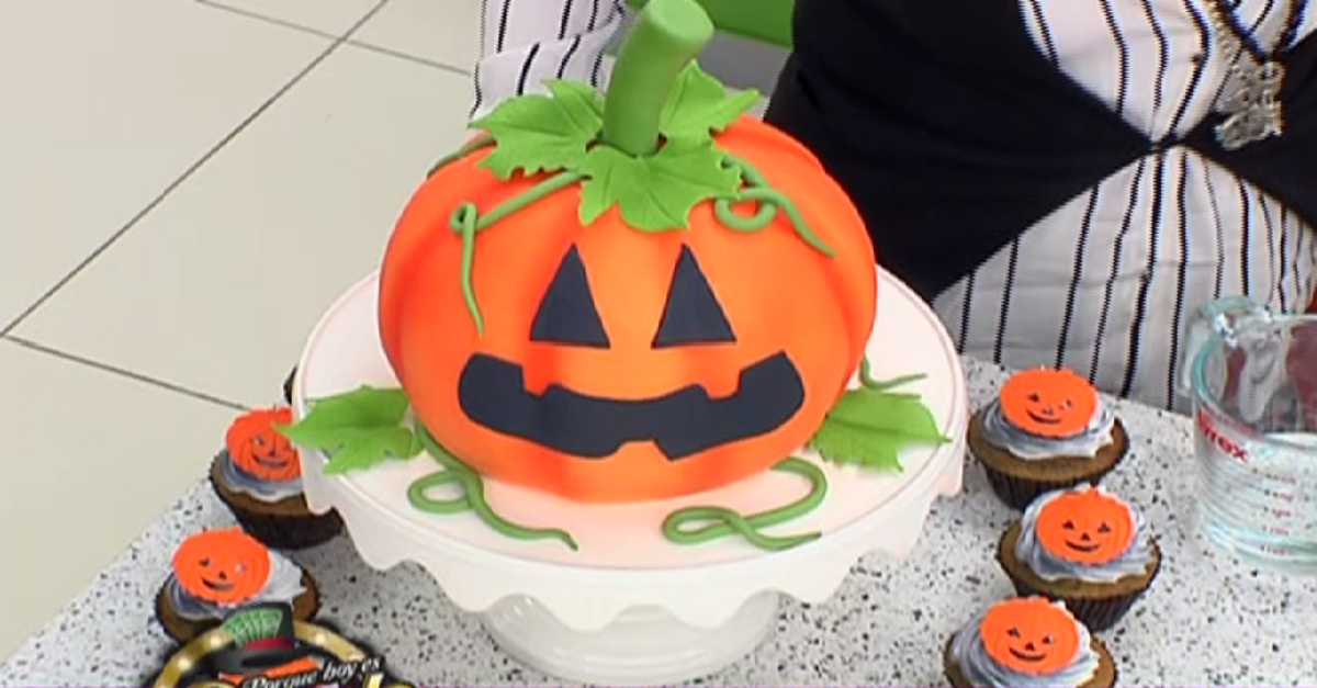 Prepara y decora una torta con forma de calabaza...